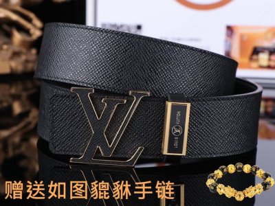 皮带：Lv..路易..原单 腰带：百分百头层牛皮，保证真皮。24K纯钢扣双面可用专柜同等质量， 送人自用首选 包装： 请认准如图专柜包装，赠送打孔器，银联发票，
