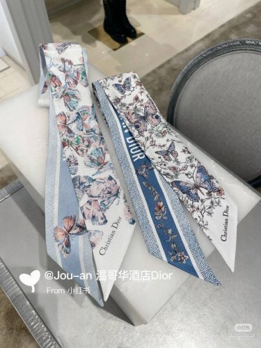 这款 Mitzah 丝巾采用白色和蓝色桑蚕丝斜纹面料精心制作，饰以彼得罗 鲁福 Pietro Ruffo 设计的 Papillon 茹伊印花，以优雅而梦幻的设计