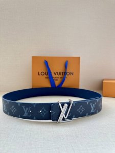 4.0宽: 新款Lv Initiales 双面腰带出自 2025 春夏系列，为渐变帆布点缀缓缓淡出的 Lv 字母和Monogram 花卉，翻转即现光滑皮革。莹泽