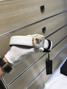 配送专柜包装 打孔针 批专柜同款、实拍专柜官网，尺寸:宽35Mm，原版立体半脸间色美人头扣 ，极富设计美感 ，双面采用进口原版小牛皮，彰显个性，清晰美观，皮质软