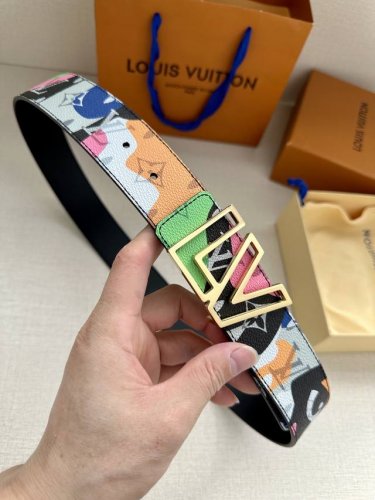 特 本款 4.0宽lv Initiales 双面腰带出自 Lv Portrait 系列，以拼接图案诠释团结和沟通主题。男女面孔之间穿插 Monogram 元素，