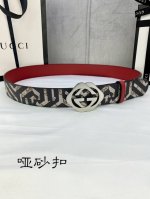 特 宽度4.0Cm Gucci 双面腰带，一侧为gg Supreme帆布，反面一侧为枣红色头层小牛皮。配以互扣式双g带扣。