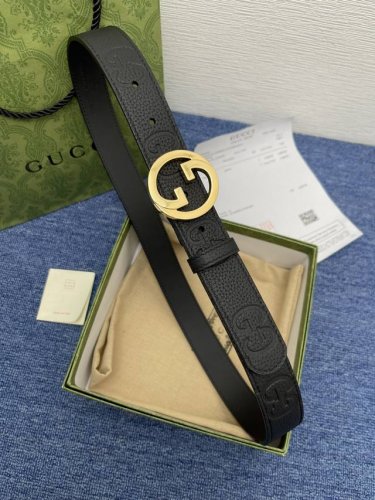 品牌 古驰 Gucci 特 描述 采用高级gucci Signature真皮精制而成，触感厚实，饰以双g商标带扣。腰带为意大利尺寸，请在购买前参阅腰带尺寸指南.