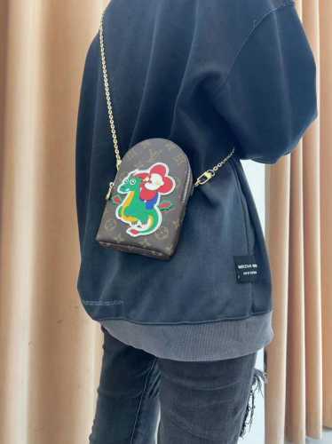 Lv太阳花飞龙手机包，链条斜挎手机包，零钱包，可装1 2部手机及零钱生活出门不需要带现金的时代，这个包完全可以满足你日常使用简单方便时尚大方今年夏天最火的包包，