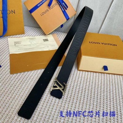 配全套包装礼盒 Lv S-Lock系列 宽度3.5Cm 精致的字母搭扣 搭配品牌專用小牛皮压logo标识 双面用