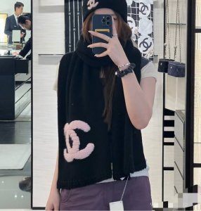 重磅推荐Cha 香奈儿秋冬新品 羊绒围巾臻选上乘的山羊绒纤维，耗时耗力，再以清泉水浸泡涤荡，使羊绒纤维呈现出独特的蓬松质感，手感才如此细腻，采用轻缩绒工艺，才有