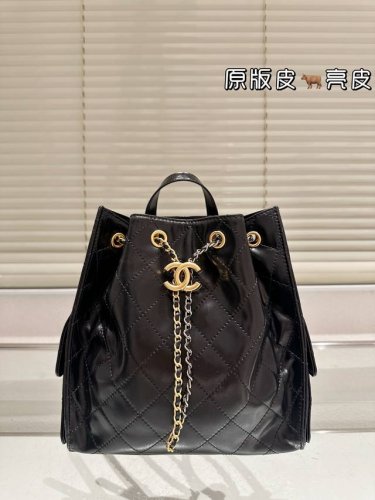 原单版本 牛皮 Chanel 水桶双肩包&Cocohandle 确定颜色很清新很亮丽，更适合春夏，最最主要是性价比超高滴这只是山羊皮的，外面加了油蜡涂层的工艺，
