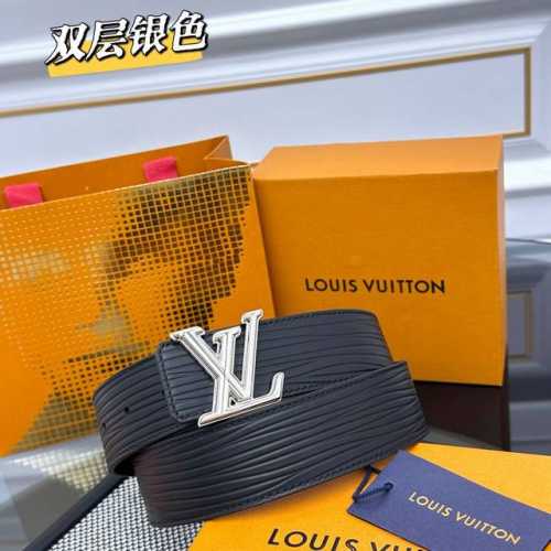 Lv Dimension 双面腰带将创意传承与华美街头风范共冶一炉，彰显创意总监 Pharrell Williams 的时尚远见。Monogram 帆布铺陈外层