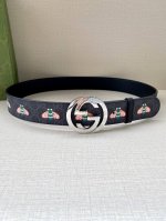 宽度4.0Cm Gucci 蜜蜂图案是Gucci动物王国中的标志性元素之一，在这款配饰中焕新演绎为卡通风格设计。这款腰带融合了经典蜜蜂元素和双G图案，突显品牌悠