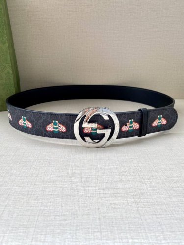 宽度4.0Cm Gucci 蜜蜂图案是Gucci动物王国中的标志性元素之一，在这款配饰中焕新演绎为卡通风格设计。这款腰带融合了经典蜜蜂元素和双G图案，突显品牌悠