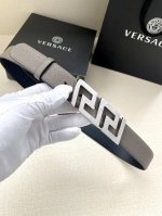 特 Versace宽度3.0Cm 此款腰带由优质皮革制成，饰有La Greca彰显个性设计。该铆钉腰带饰有La Greca五金搭扣配件，打造Versace造型。
