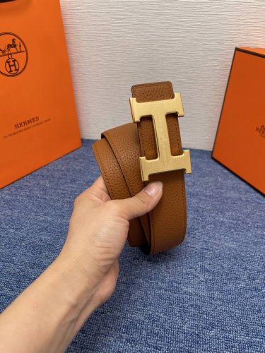 品牌 爱马仕 描述 采用高级真皮精制而成，触感厚实，饰以商标带扣。腰带为意大利尺寸，请在购买前参阅腰带尺寸指南. 铜扣金属配件 黑色皮革，采用环保工艺制作而成