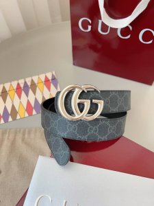 Gucci 标志性Gg图案继续为皮革配饰增色添彩，以现代风范演绎昔日经典。这款窄版腰带以Gg皮革制作，巧妙点缀调双G搭扣。 双G造型腰带扣 宽度：3.5厘米 意