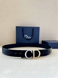 宽度3.5Cm Dior 这款腰带扣采用“Cd”标志造型，以不锈钢金属精心打造。可与各式 35 毫米腰带搭配，提升格调，打造优雅精致的造型。