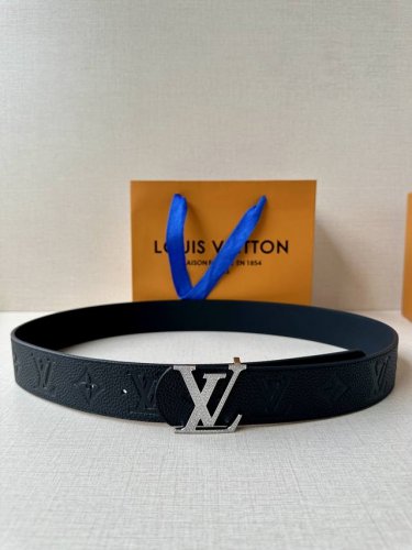 特 4.0宽 Lv Dimension 双面腰带将经典格调引入新颖尺幅设计。皮革压印 Lv 字母和 Monogram 花卉 新款施华洛奇钻扣 令品牌标识低调完成