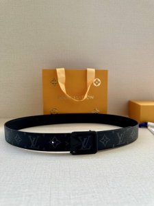 3.4宽 Lv Trunk 双面腰带以粒面皮革塑造摩登设计 可为商务或休闲造型注入典雅魅力 铭纹 S-Lock 搭扣援引品牌经典行李箱元素 皮革 金属件