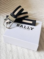 特 P200 Bally 巴利 男士休闲织布牛皮腰带 宽3.5Cm 这款Tamal 头层牛皮融入了永恒经典的黑白条纹织布，且具有充满时尚感，助您打造百变造型。