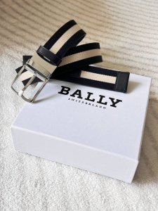 特 P200 Bally 巴利 男士休闲织布牛皮腰带 宽3.5Cm 这款Tamal 头层牛皮融入了永恒经典的黑白条纹织布，且具有充满时尚感，助您打造百变造型。