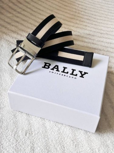 特 P200 Bally 巴利 男士休闲织布牛皮腰带 宽3.5Cm 这款Tamal 头层牛皮融入了永恒经典的黑白条纹织布，且具有充满时尚感，助您打造百变造型。
