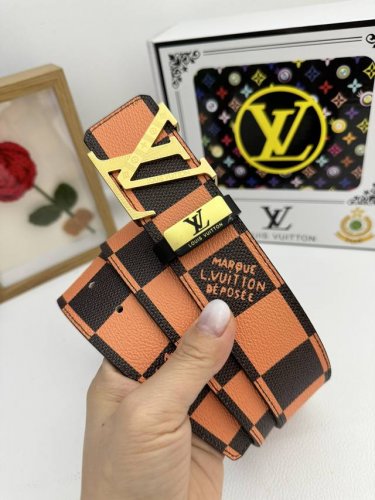 品名：LV..路易..威登原单 材质：原单牛皮腰带 百分百头层牛皮腰带保证真皮，24K纯钢扣，专柜原单品质、做工精细，时尚大牌，送人自用首选 包装： 请认准如图