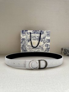 特 宽度3.5Cm 这款 35 毫米双面腰带结合典雅气质与摩登风范。一面采用白色Kumo 藤格纹皮革，重新演绎经典图案，另一面采用同色调光滑牛皮革，彰显 Dio