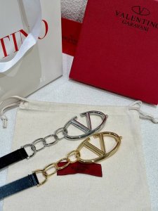 华伦天奴，正品级别，大货实拍 链条腰链，砖扣，搭配超炸Chic感，复古叉显优雅，时尚又显个性！真的灵动又可爱 佩戴上身完美修饰身材 时髦精必备 Zp定制 一致专