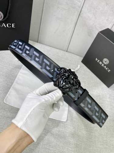 特P200 宽度4.0 Cm Versace（范思哲）此款经典的Versace腰带由柔软的小牛皮制成，饰有La Greca印花，并配有3D美杜莎腰带扣。