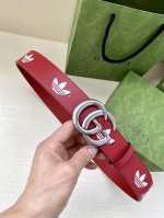 宽带4.0Cm Gucci 作为adidas X Gucci联名系列之一，这款皮革腰带饰有gucci Trefoil印花。Adidas和gucci大胆探索联名系
