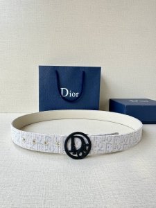 宽度3.5Cm这款 35 毫米双面腰带结合典雅气质与摩登风范。黑色光滑牛皮革款式，一面饰以同色调压花 Cd Icon 标志。可搭配各式 35 毫米腰带扣。压花