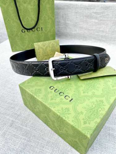 特P180 宽度4.0Cm 搭配原版皮带扣 、腰带以采用热压印技术的Gucci Signature皮革精制而成，触感厚实，印花图案清晰分明。顶端为金属Gg细节，