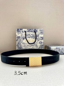 Dior 这款 35 毫米双面腰带结合典雅气质与摩登风范。双面设计，一面采用oblique 印花帆布，另一面则采用同色调粒面牛皮。长度可调节，可搭配各式 35