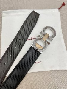 Ferragamo菲拉格慕男士专柜对版金属扣，头层牛皮双面外用腰带，商务通勤休闲场合均适合佩戴。3.5Cm
