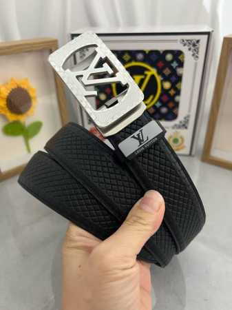 品名：Lv..路易..威登自动带 材质：原单牛皮腰带 百分百头层牛皮腰带保证真皮，24K纯钢扣，专柜原单品质、做工精细，时尚大牌，送人自用首选 包装： 请认准如 - 点击图像关闭