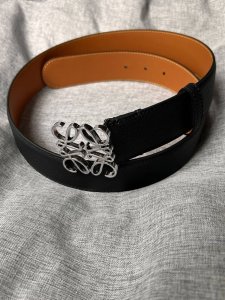 特 Loewe罗意威专柜新款 男士休闲腰带，宽4.0Cm 一面柔软黑色粒面牛皮内衬光滑棕色小牛皮制成，搭配Anagram金属搭扣。