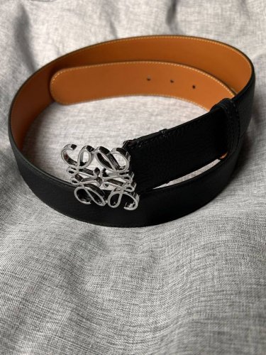 特 Loewe罗意威专柜新款 男士休闲腰带，宽4.0Cm 一面柔软黑色粒面牛皮内衬光滑棕色小牛皮制成，搭配Anagram金属搭扣。