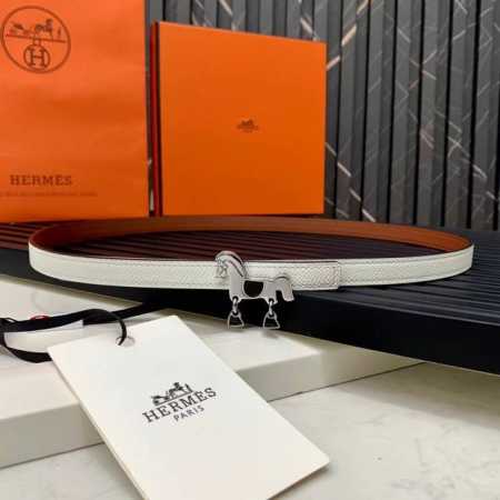 特 Hms漆艺镀金金属皮带扣。 可移动皮带扣采用机械加工和激光雕刻技术打造，饰有漆艺细节，呈现生动逼真的挽具、马鞍和马蹄铁造型。 & Swift和epsom小牛 - 点击图像关闭