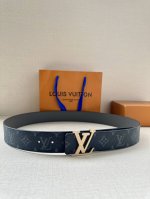 特 本款40毫米宽 Lv Initiales 双面腰带拼合经典 Monogram 帆布和素色皮革，搭配中央 Lv 字母搭扣，为路易威登爱好者提供多样造型选择。一