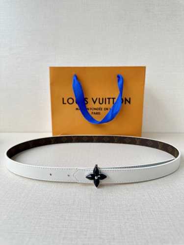 2.0宽Lv Mini Flowergram 双面腰带取材 Monogram 帆布和缝线皮革，以尖瓣 Monogram 花卉搭扣映衬榄尖形腰带末端，为纤细设计注