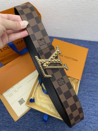 品牌 LV 4.0cm 特 描述 这款饰有LV带扣的腰带配以水牛皮衬里，覆以Monogram 牛皮。展现细腻的品牌特质，是牛仔裤的理想配件 LV字母带扣 Mon