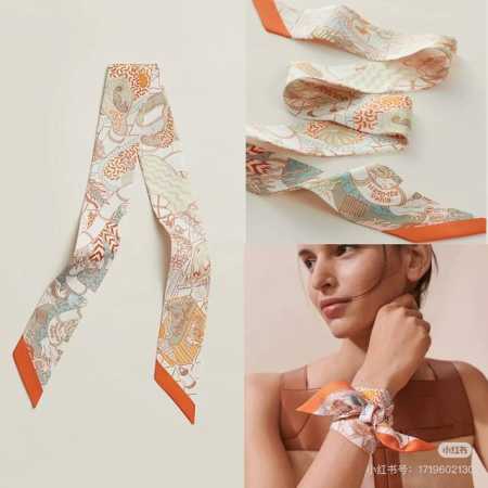 爱马仕 Hermes｜水上游乐园 Twilly小丝巾 束发带，产品描述：Twilly小丝巾 100%桑蚕丝 。 这款小巧的真丝配饰佩戴方式千变万化，可为您的日常 - 点击图像关闭