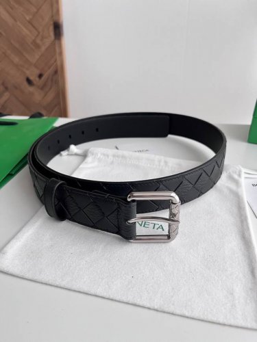 Bv 2026最新款男士编织腰带 纯手工Intreccio大格子编织 意大利荔枝纹小牛皮拼原厂荔枝纹牛皮 扁孔设计 搭配微复古银色带格纹滚轮针扣 可活动皮圈 宽