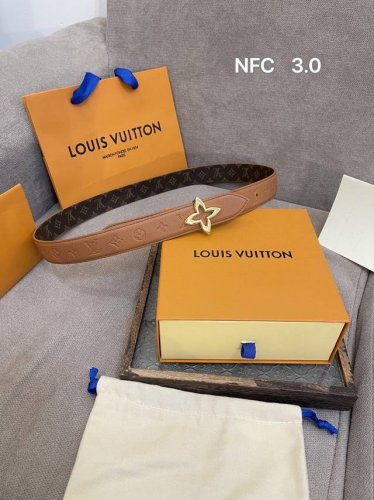 Lv 路易威登 3.0Cm双面腰带 专柜品质双面进口小牛皮,可双面使用.纯铜五金扣。配件深受品牌辉煌的经典设计所影响，得以重新诠释 支持专柜芯片防伪感应验证