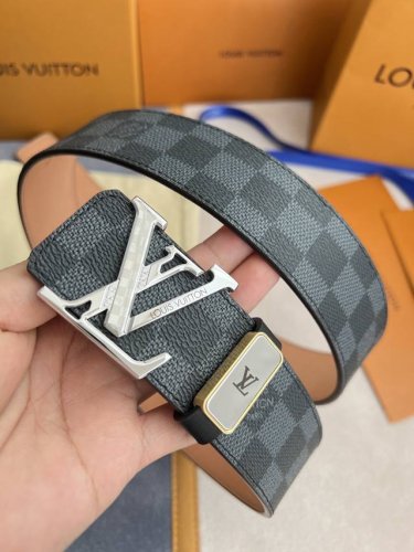 品名： Lv..路易..威登腰带皮带原单 型号：挂扣，新款经典纯钢材质镶钻挂扣，头层牛皮，图片实物拍摄 材料：头层牛皮，挂扣系列，纯钢材质扣头，钯镀电镀工艺永不