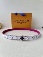 2.0宽Lv Mini Flowergram 双面腰带取材 Monogram 帆布和缝线皮革，以尖瓣 Monogram 花卉搭扣映衬榄尖形腰带末端，为纤细设计注