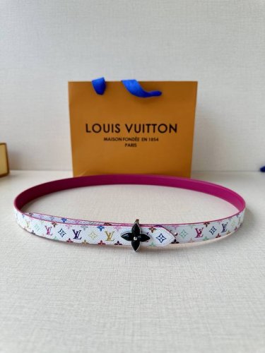 2.0宽Lv Mini Flowergram 双面腰带取材 Monogram 帆布和缝线皮革，以尖瓣 Monogram 花卉搭扣映衬榄尖形腰带末端，为纤细设计注