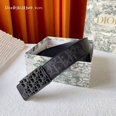 Dior这款金属覆层黄铜腰带扣采用“Cd”标志点缀，经典元素呈现全新风采。设计精巧，提升格调，打造优雅精致的造型。宽40Mm