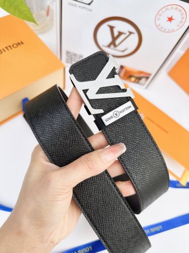 皮带：Lv..路易..原单 腰带：百分百头层牛皮，保证真皮。24K纯钢扣双面可用专柜同等质量， 送人自用首选 包装： 请认准如图专柜包装，赠送打孔器，银联发票，