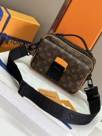 新款 M46688老花黄皮 男 差包系列 本款 S Lock 邮差包由 Monogram Macassar 帆布制成，全新锁扣以 Georges Vuitton