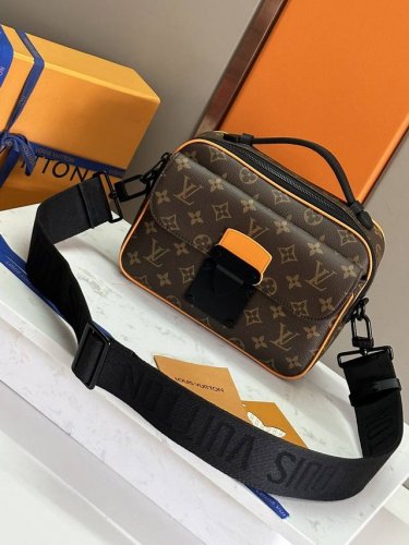 新款 M46688老花黄皮 男 差包系列 本款 S Lock 邮差包由 Monogram Macassar 帆布制成，全新锁扣以 Georges Vuitton