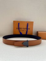 特 Lv 3.4宽 Attract 双面腰带拥有微弧形边缘和摩登形状末端，再为金属 Lv 搭结构。经典色彩和不同纹理呈现两式风尚，实现多种造型可能。